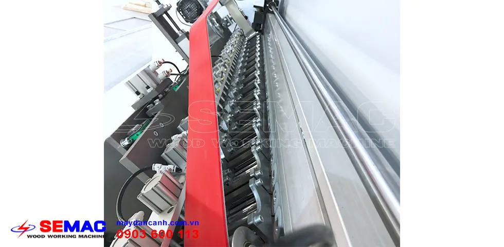 Băng tải rulo ép nghiêng máy dán cạnh Acrylic keo 2 thành phần - COMBINE ARC 12