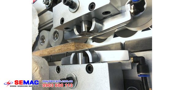 Phun làm sạch máy dán cạnh không đường line