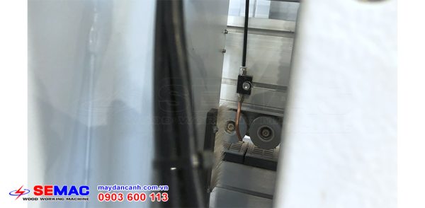 Phun xịt bụi máy dán cạnh acrylic không đường line