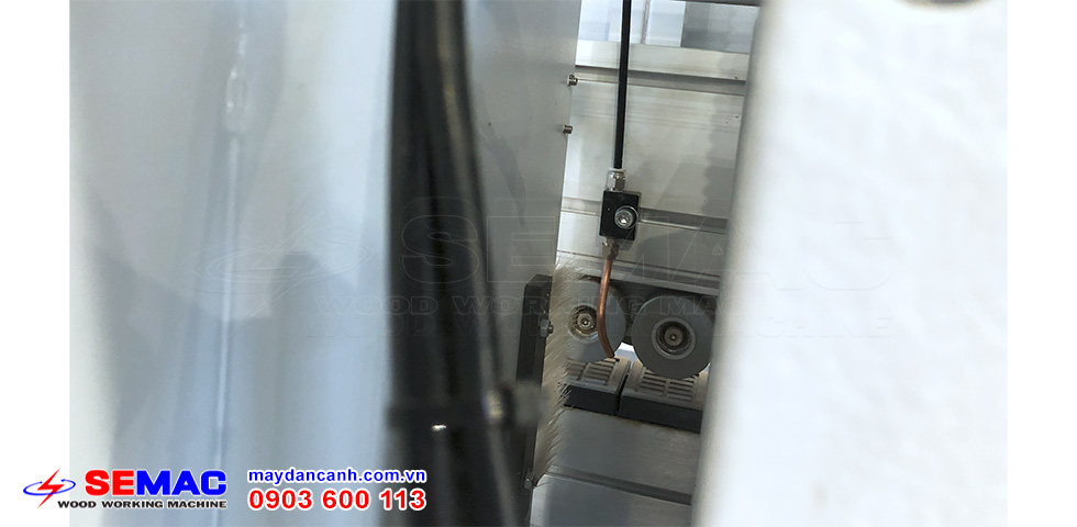 phun-xit-bui-may-dan-canh-acrylic-khong-duong-line Phun xịt bụi máy dán cạnh acrylic không đường line