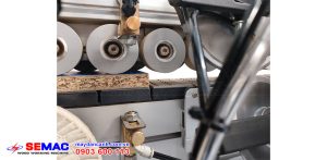 Phun dung dịch vệ sinh máy dán cạnh nẹp L