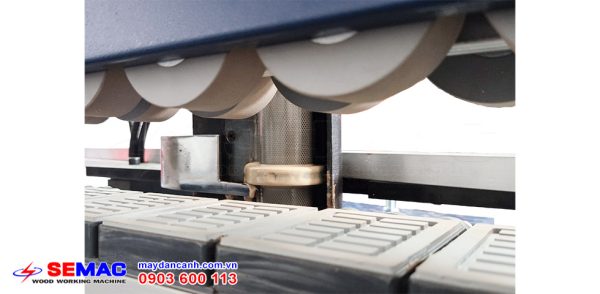 Trục lăn keo rãnh dán nẹp L | Quốc Duy