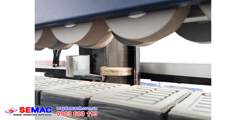 truc-lan-keo-ranh-dan-nep-l Trục lăn keo rãnh dán nẹp L | Quốc Duy